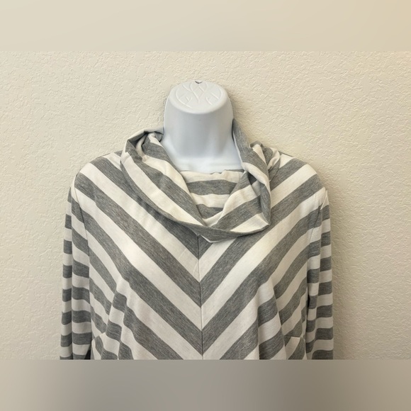 Women’s Avenue Sweater Size 16 Thin Knit Long Sleeve Cowl Neck Gray Striped​ - Picture 2 of 9